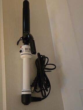 HOT TOOLS Professional White and Black Curling Iron (1 inch)